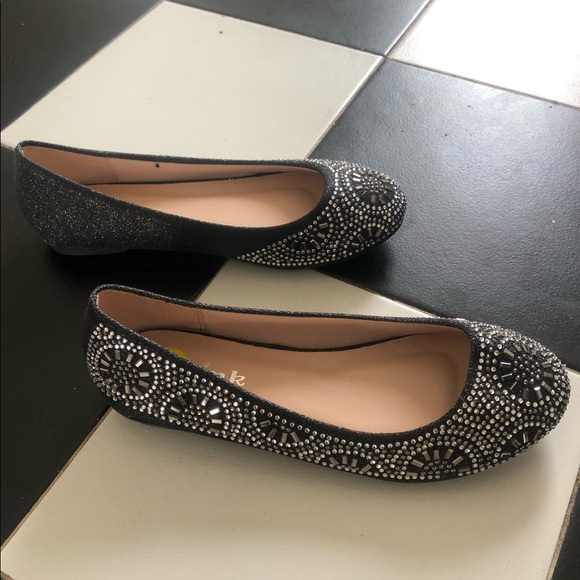 2/$30⭐️ Girls Sparkly Flats - Picture 3 of 6